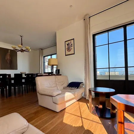 Maison D'exception Face A La